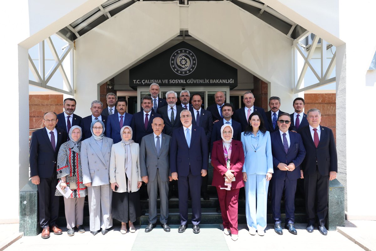 📍Çalışma ve Sosyal Güvenlik Bakanlığı

Çalışma ve Sosyal Güvenlik Bakanımız Sayın Prof. Dr. Vedat Işıkhan’ın başkanlığında düzenlenen istişare toplantısına, milletvekili arkadaşlarımızla birlikte katılım sağladık.

Ülkemizin çalışma hayatına ve sosyal politikalarına dair önemli