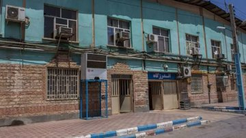 XevnaNews's tweet photo. 🚨Women prisoners in Iran were secretly transferred following Israel's airstrike on the administrative building and gate of Evin Prison.

Women prisoners were exiled to Qarchak Prison without informing their families. It was learned that the prisoners are being held in inhumane conditions.