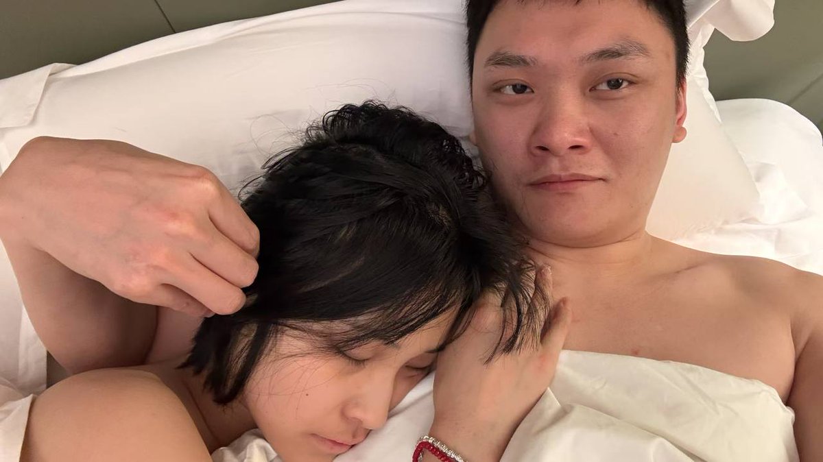 兄弟们来吃瓜了
前小米总监冯德兵保养200多位女情人。个个如花似玉，而且还都是名校毕业，我帮你们找来了。想打飞机的可以试试，主贴只能发4条发不下，视频我放评论区了。