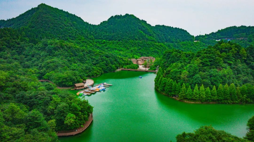 InZunyi's tweet image. #Zunyi makes history with its 6th consecutive ranking in China's Top 20 Cities for Sustainable Health and Wellness, as its Chishui and Fenggang counties shine in the top 100 counties list. #ZunyiUpdates