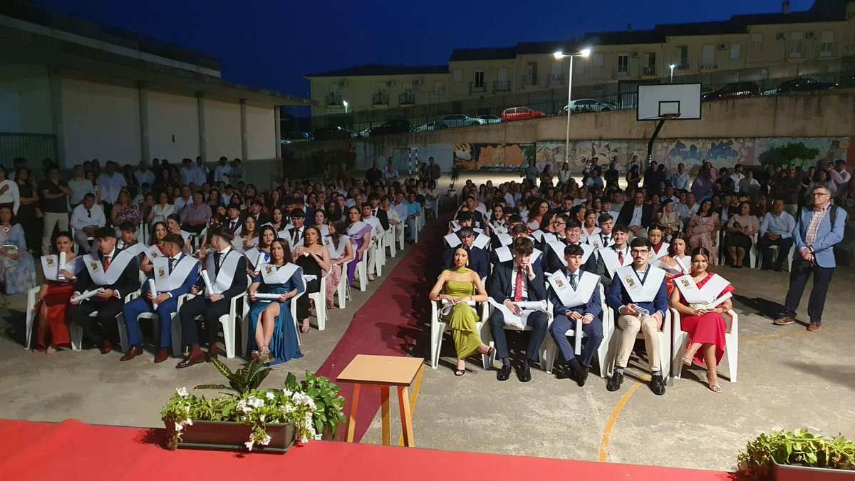 iesmariolopez's tweet photo. 🎓 Acto de graduación de Bachillerato y Ciclos Formativos (2023-2025) 

https://t.co/WFcIrvWJ5Q 

#IESMarioLópez #Bujalance #Bachillerato #GradoMEdio #SMR #SyC https://t.co/ZmmwBpJZad