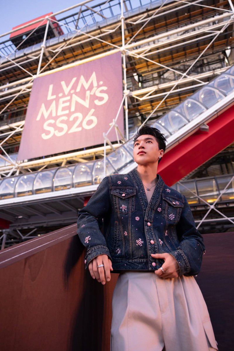 bngoc_sg93's tweet photo. @LouisVuitton omg it's HIEUTHUHAI 😭 Thank you @LouisVuitton for bringing HIEUTHUHAI to Men's Spring-Summer 2026 Show 
#HIEUTHUHAIxLVMenSS26 
HIEUTHUHAI in Paris for LVMenSS26 https://t.co/FYPz6pZN8u