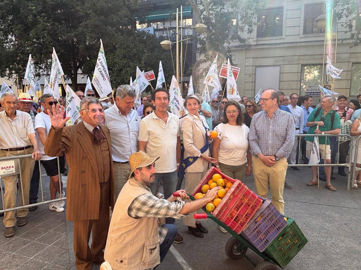 .<a href="/ASAJACORDOBA/">ASAJA CORDOBA</a> <a href="/CoagCordoba/">COAG Córdoba</a> <a href="/upacordoba/">UPA CORDOBA</a> y <a href="/CoopsAgroAND/">Cooperativas Agro-alimentarias de Andalucía</a> protestan en Córdoba "por la supervivencia del campo".

agropopular.com/cordoba-protes…