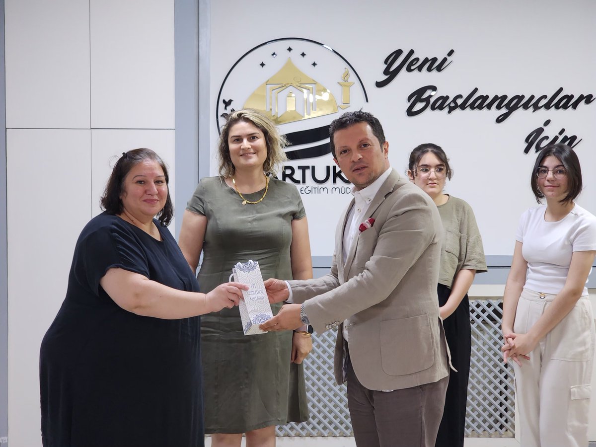 İlçe Müdürümüz Sn.Mehmet Emin Duyan, 2. Ulusal Sıfır Atık yarışmasında  "Dünyam" adlı eseriyle İl 1. olan Azel Akdağ ve "Dora ve Geleceğin Kutusu" adlı eseriyle Türkiye 3.sü olan  Arven Akdağ'ı makamında kabul etti. Öğrenci ve öğretmenlerimizi tebrik ediyoruz.