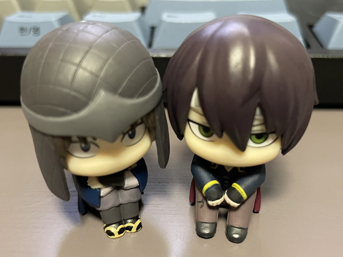 안녕하세요..?
오랜만입니다...
현생에 갈리느라 트위터는 못했지만
착실하게 소비활동은 했읍니다
집 앞 가챠샵에 들어와서..////
긴토키는 못뽑았지만 어차피 4명 다 모을거라
중복이 아닌것에 미소지으며 집에왔어요^___^
실물 너 무 귀 여 워 꺅!!!