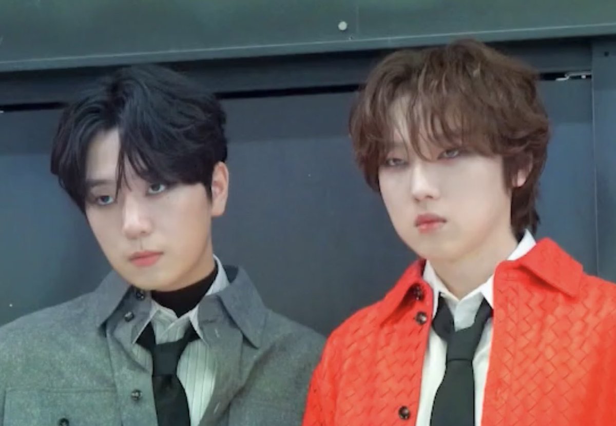 pitt_fore's tweet photo. 흑발 무채색 울임이는 원래도 눈동자가 까만데다 빛도 덜 받아서 옆을 보고있음에도 까맣고 선명하게 나왓는데 갈발 컬러 형오 눈은 빛을 잔뜩 받아서 더 연하게 나온게 너무 조음 https://t.co/9K3CQ9bhOl