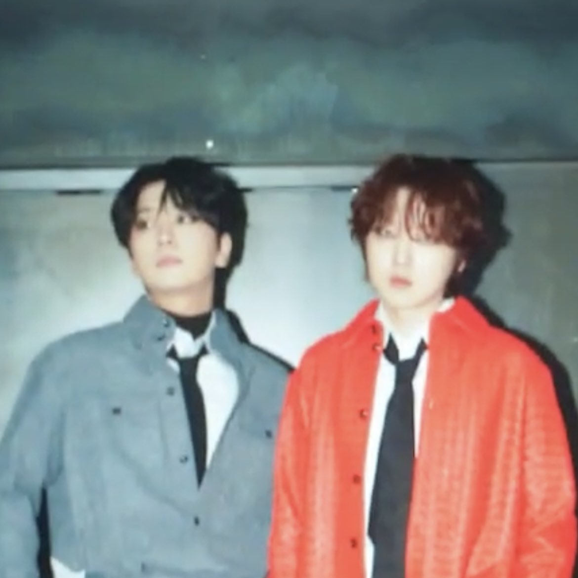 pitt_fore's tweet photo. 흑발 무채색 울임이는 원래도 눈동자가 까만데다 빛도 덜 받아서 옆을 보고있음에도 까맣고 선명하게 나왓는데 갈발 컬러 형오 눈은 빛을 잔뜩 받아서 더 연하게 나온게 너무 조음 https://t.co/9K3CQ9bhOl