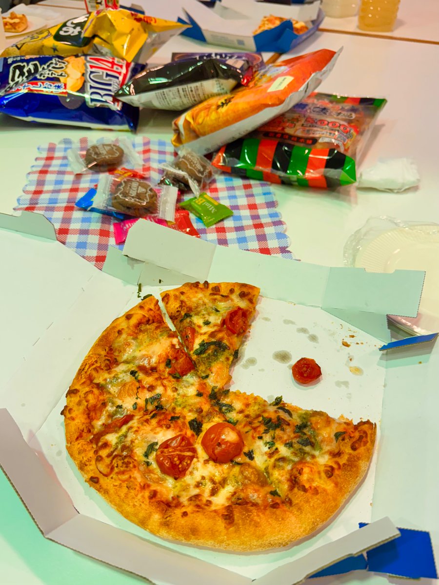 prop_styling's tweet photo. 碧風祭に向けて決起パーティー🍕
今年はどんな作品になるのか...乞うご期待です！ https://t.co/BLOmT4EFrE