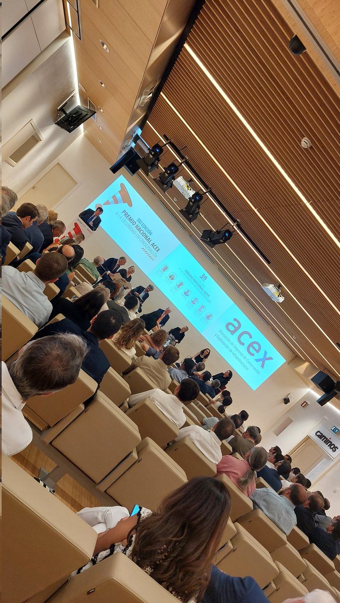 Estamos en la entrega de los XXI Premios ACEX. La #fotocatálisis contribuyendo a la #SeguridadVial #carreteras #ingeniería