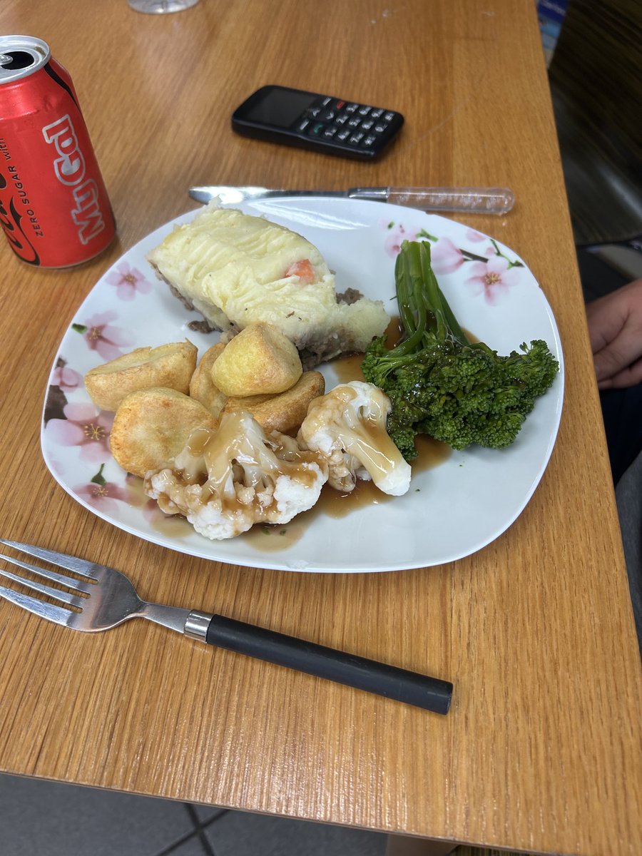 #Wow ⁦<a href="/hobstafford/">House of Bread QAVS</a>⁩ #cafe43 lunch menu today 👀Cottage pie with crunchy top with hand cut fresh veg 🌟 Followed by dessert of mixed fruit and custard #Wow supporting the #vulnerable #homeless in the local community