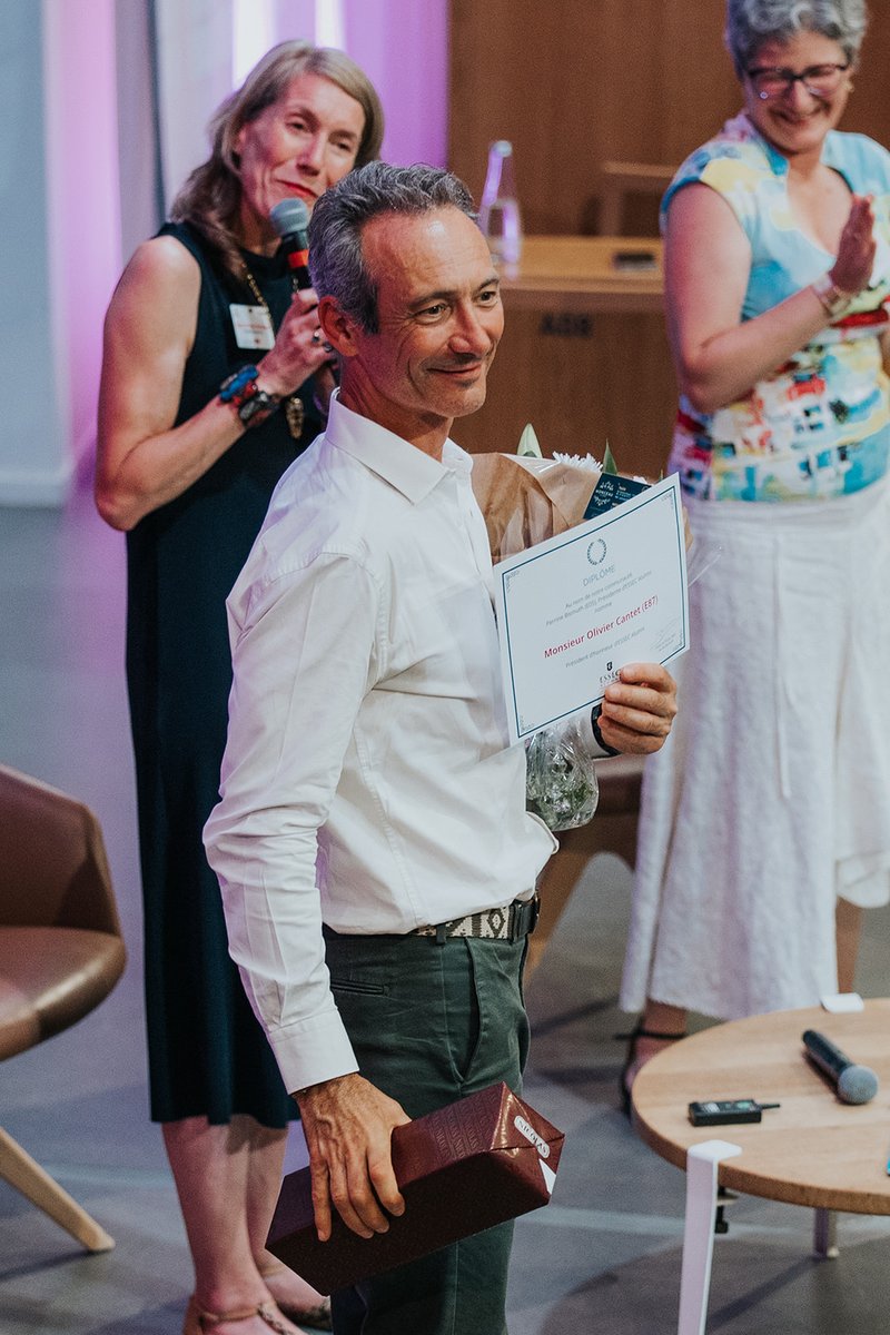 essecalumni's tweet image. 📣 ASSOCIATION |Retour en images et en chiffres sur notre AG du 19 juin, marquée par le passage de témoin entre Olivier Cantet (E87) et Perrine Bismuth (E05) nouvelle présidente d'ESSEC Alumni.

▪️ Moments forts, engagements, perspectives et replay : essecalumni.com/fr/page/assemb…