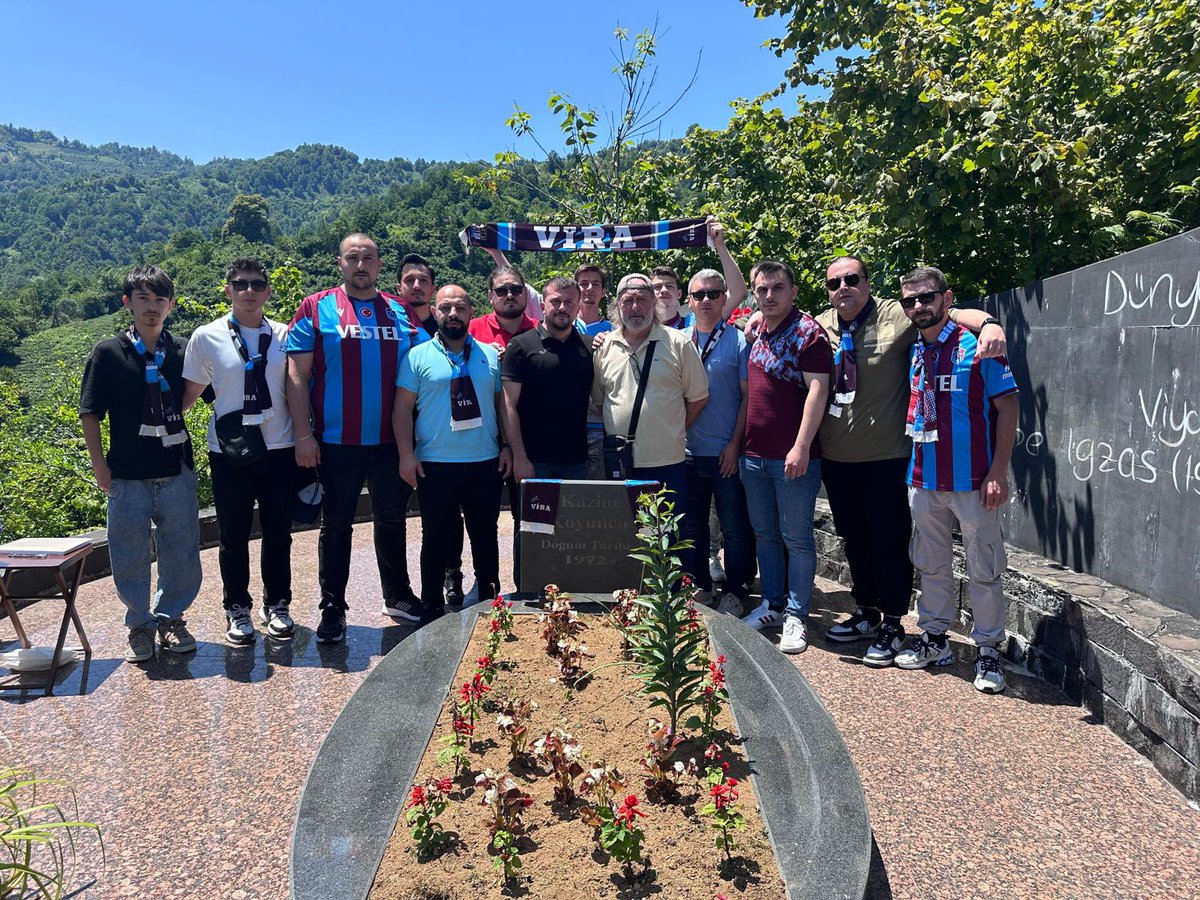 Vira Grubu olarak, ölümünün 20. yılında şair ceketli çocuğu, Kazım Koyuncu’yu mezarı başında sevgi ve özlemle andık.
Sesin, Karadeniz’in dalgasında, yüreğimizde çalmaya devam ediyor.
Unutmadık, unutturmayacağız.