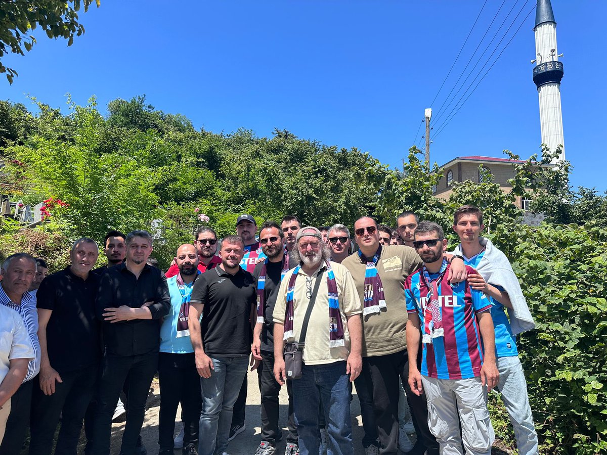 haydevira's tweet photo. Vira Grubu olarak, ölümünün 20. yılında şair ceketli çocuğu, Kazım Koyuncu’yu mezarı başında sevgi ve özlemle andık.
Sesin, Karadeniz’in dalgasında, yüreğimizde çalmaya devam ediyor.
Unutmadık, unutturmayacağız. https://t.co/7QlhIZqv43