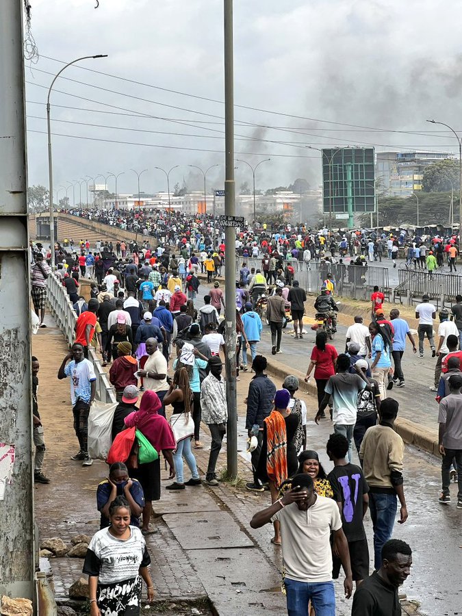 Samweigo's tweet photo. The crowd in Thika Road is just a few kilometres to Nairobi CBD... can CBD accommodate over 80k Kenyans? https://t.co/rxtZUTF7a6
