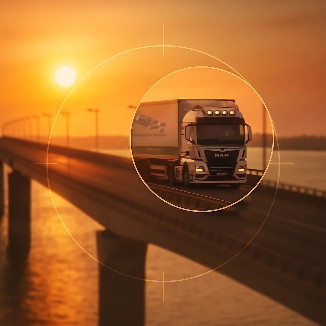 J-2 — Le convoi est en mouvement.
Le soleil se couche. Les regards se braquent.
Trajet verrouillé, itinéraire sécurisé. L’objet avance.
🔍 Des rumeurs circulent… Mais personne ne sait ce qu’il transporte vraiment.
Une chose est sûre : il sera là à temps.💚