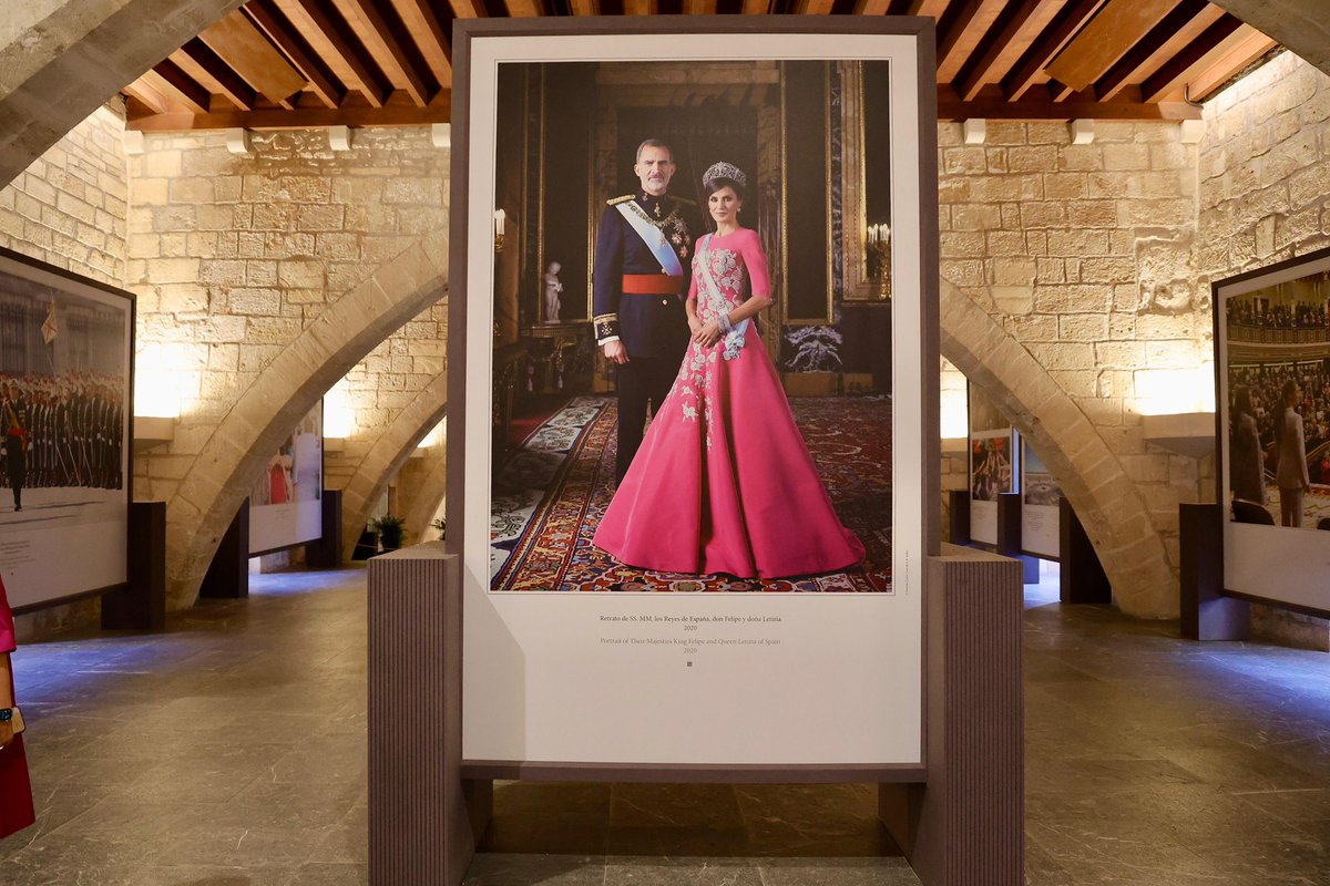 Es todo un honor contar con la exposición “Felipe VI: Una década de la historia de la Corona de España”, que por primera vez llega a las Illes Balears. Una muestra que invita a recordar algunos de los momentos más importantes de la historia de nuestro país y de Sus Majestades los