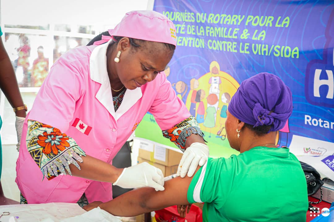 UNFPARDC's tweet photo. Journées Rotariennes de Santé Familiale à Pakadjuma & Kingabwa avec l’appui de #UNFPA et ses partenaires #SSR.
✅ Au total, 545 bénéficiaires de méthodes de #PF, dont 176 nouvelles adhérentes
✅ Environ 1 500 femmes et filles ont été sensibilisées
#SantéPourTous #RFHA https://t.co/ZwJPj9fCnk