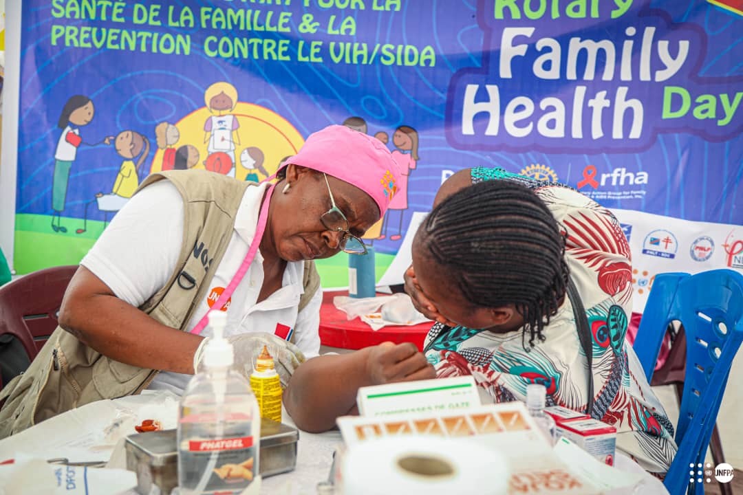 UNFPARDC's tweet photo. Journées Rotariennes de Santé Familiale à Pakadjuma & Kingabwa avec l’appui de #UNFPA et ses partenaires #SSR.
✅ Au total, 545 bénéficiaires de méthodes de #PF, dont 176 nouvelles adhérentes
✅ Environ 1 500 femmes et filles ont été sensibilisées
#SantéPourTous #RFHA https://t.co/ZwJPj9fCnk