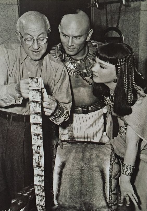 goldenagefilm's tweet photo. Some more great #BTS photos from DeMille’s 1956 classic Biblical epic, The Ten Commandments, with an all-star cast featuring Charlton Heston, Yul Brynner, Anne Baxter, John Carradine, Edward G. Robinson, Vincent Price and Yvonne De Carlo. https://t.co/SzQUohUqgQ