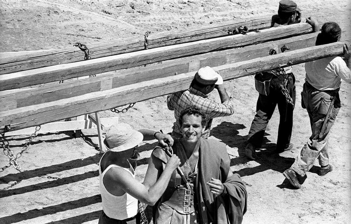 goldenagefilm's tweet photo. Some more great #BTS photos from DeMille’s 1956 classic Biblical epic, The Ten Commandments, with an all-star cast featuring Charlton Heston, Yul Brynner, Anne Baxter, John Carradine, Edward G. Robinson, Vincent Price and Yvonne De Carlo. https://t.co/SzQUohUqgQ