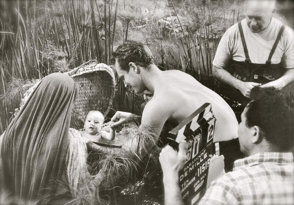goldenagefilm's tweet photo. Some more great #BTS photos from DeMille’s 1956 classic Biblical epic, The Ten Commandments, with an all-star cast featuring Charlton Heston, Yul Brynner, Anne Baxter, John Carradine, Edward G. Robinson, Vincent Price and Yvonne De Carlo. https://t.co/SzQUohUqgQ