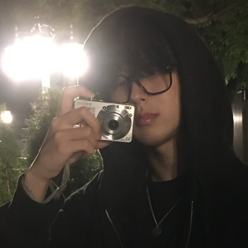 뀩민수 디카!
소니 사이버샷 DSC-W70 같습니다요