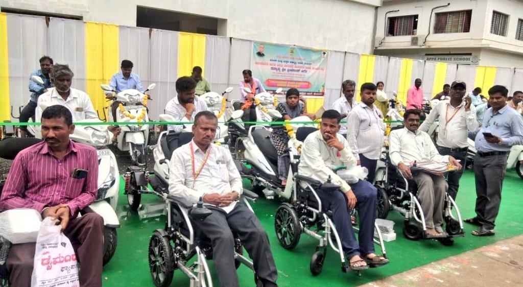 DC Kalaburagi (@dckalaburagi) on Twitter photo ಅಪ್ಪ ಪಬ್ಲಿಕ್ ಶಾಲೆಯ ಪ್ರೋಗ್ರಾಮ್ ಹಾಲ್ ನಲ್ಲಿ ನಡೆದ ಕಾರ್ಯಕ್ರಮದಲ್ಲಿ ವಿಕಲಚೇತನರ ಮತ್ತು ಹಿರಿಯ ನಾಗರೀಕರ ಸಬಲೀಕರಣ ಇಲಾಖೆಯ ವಿವಿಧ ಯೋಜನೆಗಳಡಿ ವಿಕಲಚೇತನ ಫಲಾನುಭವಿಗಳಿಗೆ ಸಾಧನ ಸಲಕರಣಗಳನ್ನು ಶ್ರೀ ಪ್ರಿಯಾಂಕ್ ಖರ್ಗೆ ಸರ್ ಮಾನ್ಯ ಜಿಲ್ಲಾ ಉಸ್ತುವಾರಿ ಸಚಿವರು ವಿತರಿಸಿದರು, ಮಾನ್ಯ ಶಾಸಕರುಗಳು ಉಪಸ್ಥಿತರಿದ್ದರು.
<a href="/Kalaburgivarthe/">DIPR-KALABURAGI</a> ಅಪ್ಪ ಪಬ್ಲಿಕ್ ಶಾಲೆಯ ಪ್ರೋಗ್ರಾಮ್ ಹಾಲ್ ನಲ್ಲಿ ನಡೆದ ಕಾರ್ಯಕ್ರಮದಲ್ಲಿ ವಿಕಲಚೇತನರ ಮತ್ತು ಹಿರಿಯ ನಾಗರೀಕರ ಸಬಲೀಕರಣ ಇಲಾಖೆಯ ವಿವಿಧ ಯೋಜನೆಗಳಡಿ ವಿಕಲಚೇತನ ಫಲಾನುಭವಿಗಳಿಗೆ ಸಾಧನ ಸಲಕರಣಗಳನ್ನು ಶ್ರೀ ಪ್ರಿಯಾಂಕ್ ಖರ್ಗೆ ಸರ್ ಮಾನ್ಯ ಜಿಲ್ಲಾ ಉಸ್ತುವಾರಿ ಸಚಿವರು ವಿತರಿಸಿದರು, ಮಾನ್ಯ ಶಾಸಕರುಗಳು ಉಪಸ್ಥಿತರಿದ್ದರು.
<a href="/Kalaburgivarthe/">DIPR-KALABURAGI</a>