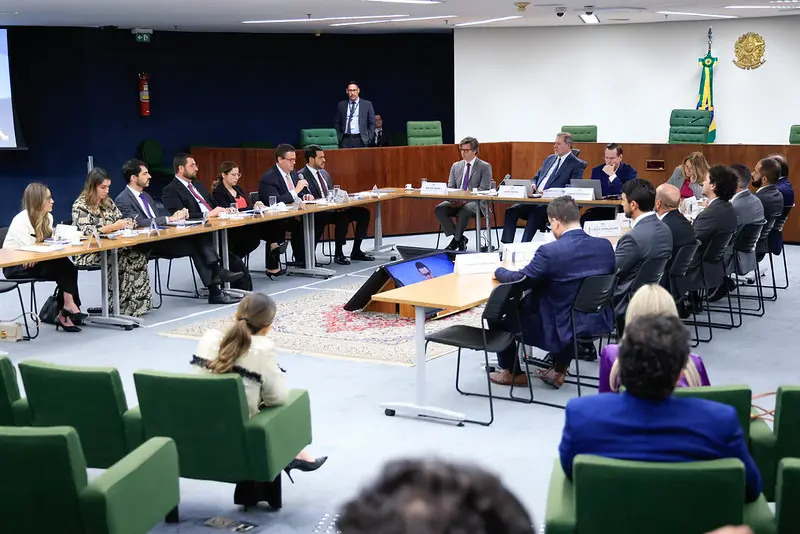 gazetadopovo's tweet photo. Governo promete ressarcir 1,8 milhão de aposentados a partir de julho

https://t.co/SAHEkEUFQ6 https://t.co/slIUWkEa4r