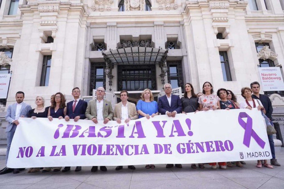 Carlos Izquierdo (@carlosizqtorres) on Twitter photo 🖤 Desde el <a href="/GrupoPPMadrid/">Grupo Popular Madrid</a> nos unimos al minuto de silencio, convocado por el alcalde <a href="/AlmeidaPP_/">José Luis Martínez-Almeida</a> frente al Ayuntamiento de #Madrid, como repulsa y condena por el presunto asesinato por violencia de género en #Getafe. 🖤 Desde el <a href="/GrupoPPMadrid/">Grupo Popular Madrid</a> nos unimos al minuto de silencio, convocado por el alcalde <a href="/AlmeidaPP_/">José Luis Martínez-Almeida</a> frente al Ayuntamiento de #Madrid, como repulsa y condena por el presunto asesinato por violencia de género en #Getafe.
