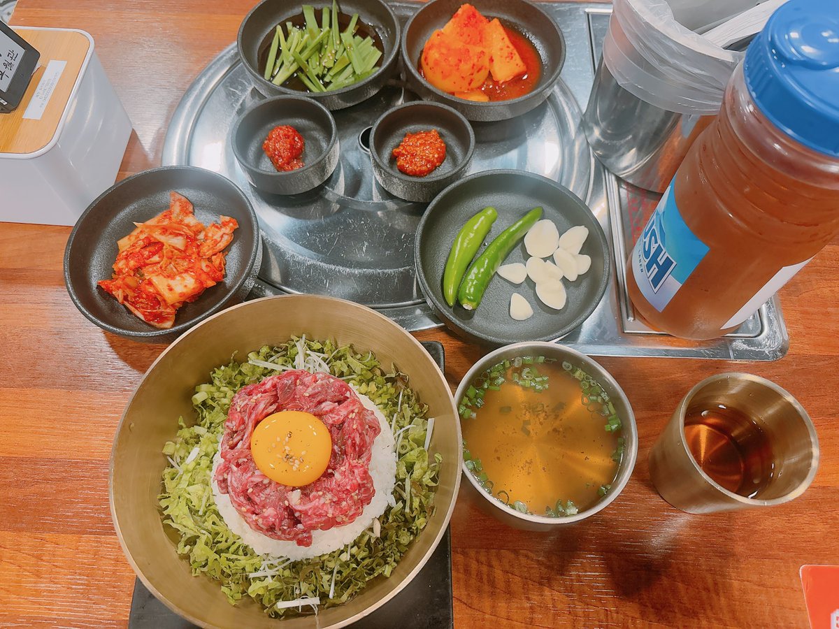 koshi194's tweet photo. HYBE近くの美味しいユッケビビンバ。1人ok！店内にはサインが多く、BTSのjinさんのサインもありました。週末訪問したら、hybe周辺は外国人だらけだったけど、ここのお店は韓国の方ばかりで落ち着いた雰囲気。ユッケは凍ってなく、とろとろ🤤そのままでも味があるけど、好みで調味料足しても◎  ビジュアルもよく、ユッケの量も多かったです✨

各テーブルにQRコードがありそこから注文可能(決済は帰りに)。メニューは日本語変更可能なので、韓国語できなくても大丈夫です。

📍 우월관(naver表記→ウウォルクァン本店)
ソウル特別市 龍山区 漢江路三街 65-336
(서울 용산구 한강대로14가길 2)