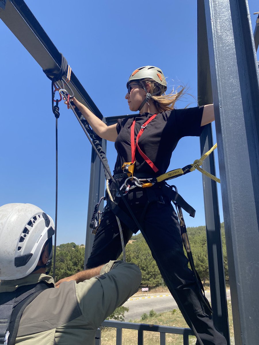 phoebe_121's tweet image. 📌Bir eğitimin başarılı olabilmesinde

1. Eğitmenin Kalitesi

2. Öğrencinin Motivasyonu ve Azmi

En önemli unsurlardır. Gerisi lafügüzaf 💙

#technicalrescue #teknikkurtarma #iplerisim #ropeaccess #searchandrescue