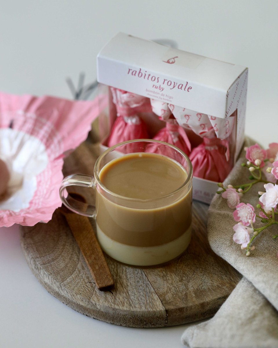 rabitosroyale's tweet photo. ¡Disfruta de nuestros espectaculares Rabitos Ruby con un delicioso café bombón!
-
Enjoy our spectacular #RabitosRoyale Ruby with a delicious Spanish coffee!

#Rabitos #BombonesDeHigo #ChocolateFigBonbon #ChocolateRuby #RubyChocolate #bombones #bonbons #SpanishCoffee#CaféBombón https://t.co/2CqHLdJsTA