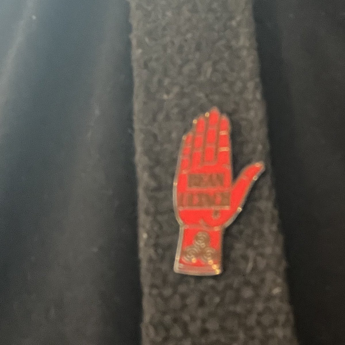 AmandaFBelfast's tweet photo. @FeileBelfast @thelinenhall @WAVETrauma Love wee presents! Sporting my O’Neill @SaraONeillArt BEAN ULTACH (Ulsterwoman, witch) red (woman’s) hand. ❣️#beanultach #eadach #feile2025 https://t.co/8GzQ0BI2dE