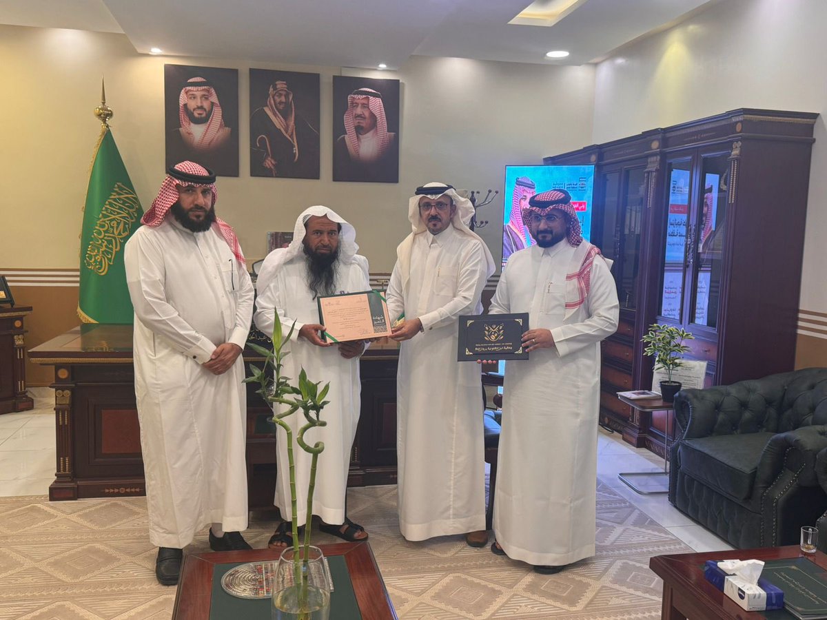 تعاونية البن برجال المع (@coff_coop_assoc) on Twitter photo كرم سعادة محافظ رجال ألمع نخبة من مزارعي المحافظة الفائزين بالمراكز الثلاث الأولى في مسابقة “محصول التميز السعودي”، تقديرًا لما حققوه من جودة عالية في الإنتاج، وجهودهم في الارتقاء بزراعة البن وتعزيز حضورها في السوق المحلي.
حيث استلم كل متسابق شهادة التميز من <a href="/SaudiCoffeeCo/">الشركة السعودية للقهوة</a> كرم سعادة محافظ رجال ألمع نخبة من مزارعي المحافظة الفائزين بالمراكز الثلاث الأولى في مسابقة “محصول التميز السعودي”، تقديرًا لما حققوه من جودة عالية في الإنتاج، وجهودهم في الارتقاء بزراعة البن وتعزيز حضورها في السوق المحلي.
حيث استلم كل متسابق شهادة التميز من <a href="/SaudiCoffeeCo/">الشركة السعودية للقهوة</a>