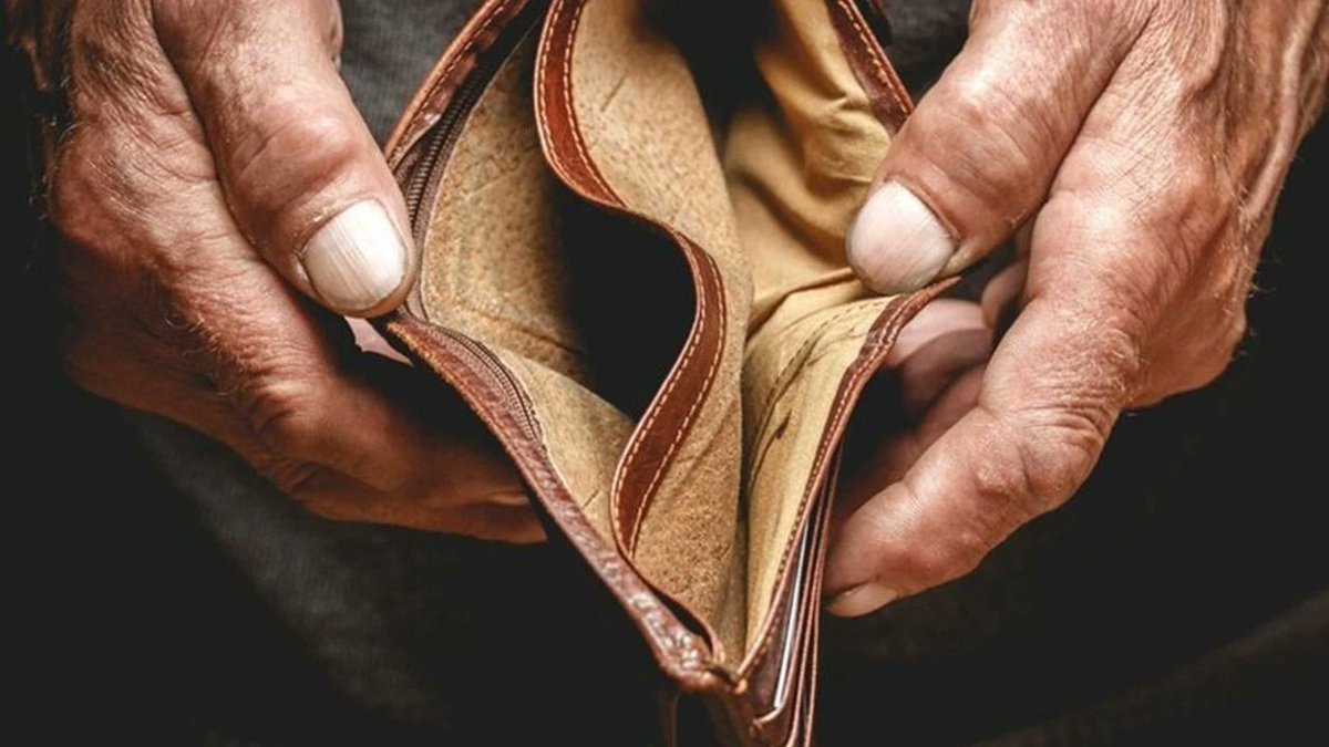 Eurostat verilerine göre, Türkiye yoksulluk riski altındaki nüfus oranında Avrupa'nın zirvesinde yer aldı:

1️⃣ Türkiye – %22,6
2️⃣ Bulgaristan – %21,7
3️⃣ Letonya – %21,6