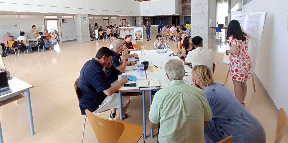 🎯Objetivo final
🌱10% de elementos naturales en cada finca, que beneficia al sector en:
🌻Mejora del suelo.
🐝Mayor polinización.
💦Reducción de la demanda del agua.
Jornada desarrollada en <a href="/UnedCartagena/">UNED Cartagena</a>