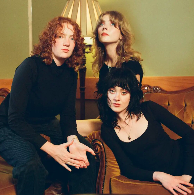 "There's never really a good time. You're never really ready to do something, so it's like… now would be a good time. Just now. Just use what you've got in your hands..."

 - Folk Bitch Trio

clashmusic.com/features/it-gi…