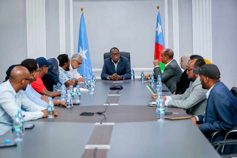 FaqiAlis's tweet photo. Today, I had the pleasure of welcoming a distinguished delegation from #SaveTheChildren UK, led by CEO Mr. M. Maalik. 

Joining me were the Ministers of Planning, Humanitarian Affairs, Health, Women's Affairs, and Education. Our conversation centered around the critical projects  Save the Children is running and how reduced aid impacts vulnerable children in the IDP camps in Baidoa. 

We reached a consensus on the importance of collaborating closely and increasing awareness about the urgent need for support to sustain these vital projects in the South West State. 

Ever since #USAID ceased operations, we've seen many essential humanitarian projects come to a halt. Unfortunately, this shutdown has had a profound and challenging impact on vulnerable children who depended on these resources.