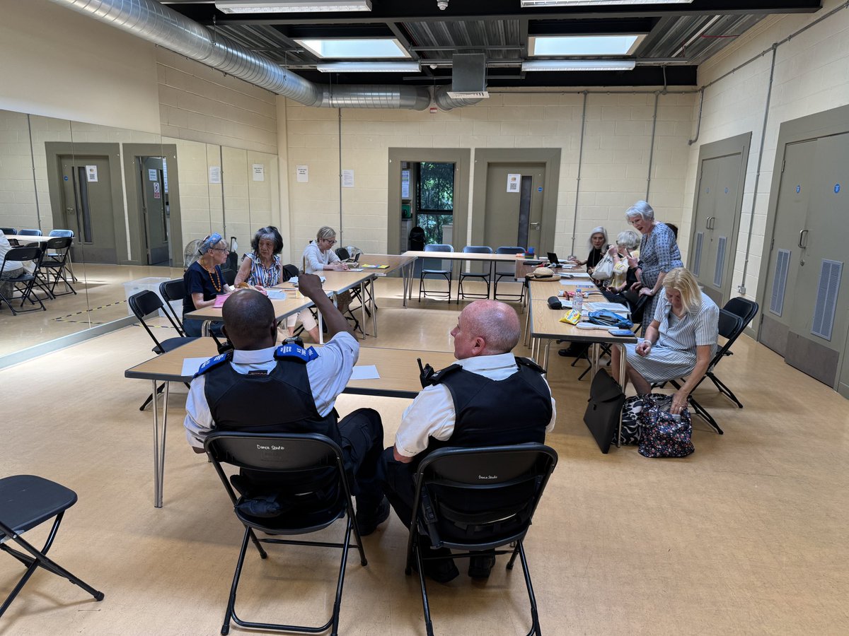 Surrey Docks SNT today attended community art class at the Docklands Settlement Centre #SE16