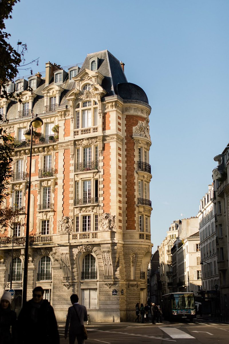 Parisianaes1's tweet image. Steeped in history, Paris shines with architectural grandeur 🌞🏛️