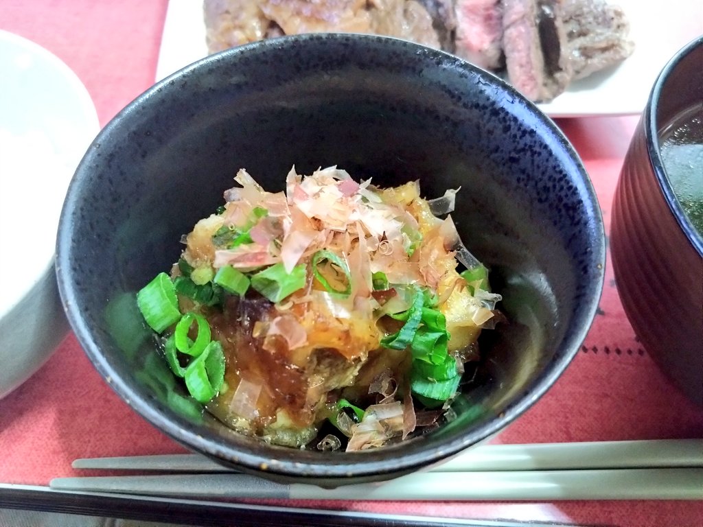 hato_93's tweet photo. 久々に旦那様残業ないから一緒に夕ご飯♡
なので！
#トンテキ #ビフテキ #揚げだし豆腐 #桃の紅茶ゼリー
と豪華♪
ビフテキは塩コショウですが、トンテキはお姑さんお手製のにんにく醤油とみりんの最高なやつ🤤
桃の果肉は義実家で採れたやつ🍑
#おうちごはん𓎩𓌉𓇋 #おうちごはん
#夕ご飯 #晩ごはん https://t.co/S7RQNHG3Z4