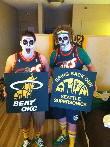 jurassicmarkok's tweet photo. @switzhouse900 @flyschool206 @BleacherReport @Sonicsgate Yeah I totally trust that the documentary made by these clowns is fair and unbiased 🤣🤣 https://t.co/3UYMdjH1nK