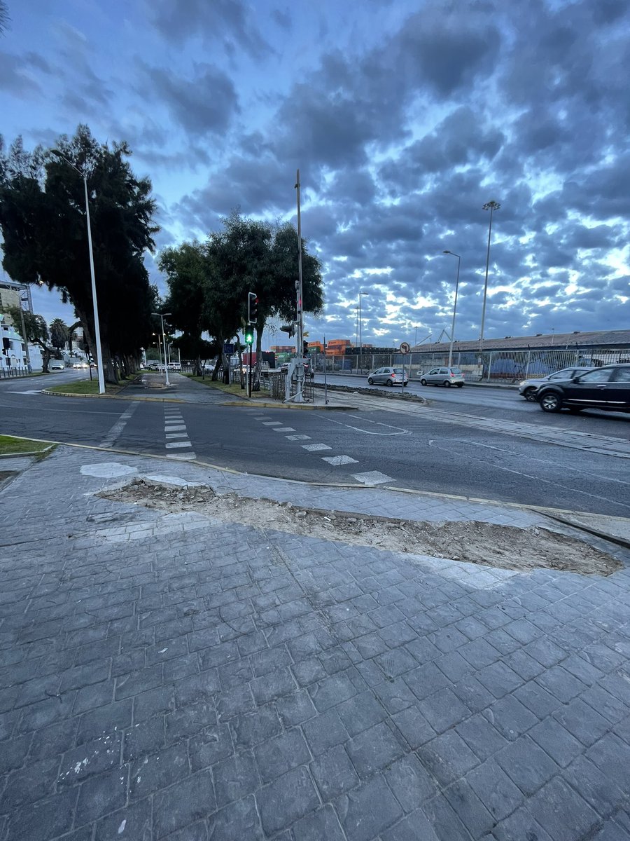makitayuvancic's tweet photo. Hasta cuando siguen interviniendo lugares y los dejan sin reparar del todo. @Aguas_Antof #Antofagasta La @AntofagastaMuni tiene que colocarse más mano dura con la empresa. https://t.co/3yx1e1yISK