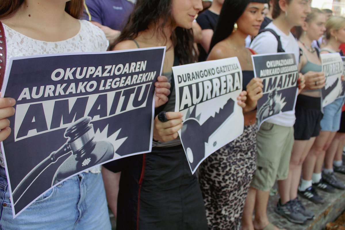 𝐄𝐀𝐉𝐫𝐞𝐧 𝐎𝐊𝐔𝐏𝐀𝐙𝐈𝐎𝐀𝐑𝐄𝐍 𝐀𝐔𝐑𝐊𝐀𝐊𝐎 𝐋𝐄𝐆𝐄𝐀 𝐃𝐔𝐑𝐀𝐍𝐆𝐎𝐊𝐎 𝐆𝐀𝐙𝐓𝐄𝐓𝐗𝐄𝐀𝐍

Desalojoak azkartzeko EAJ-k proposatutako eta EH Bildu-k zein PP-k babestutako neurria gaztetxe baten aurka lehen aldiz erabili dela salatzeko bildu gara gaur Durangon.