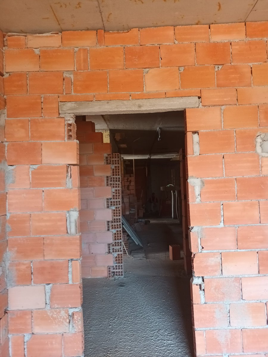 Loyd0015's tweet photo. RC lintels installed for load transfer. Window openings (géseaux) prepped with reservations for accurate shuttering. Hollow block masonry per plans, seismic and thermal standards met.
#construction #CivilEngineering #SiteWork #Masonry #StructuralWork #BuildingSite https://t.co/Xfb5VubSqz