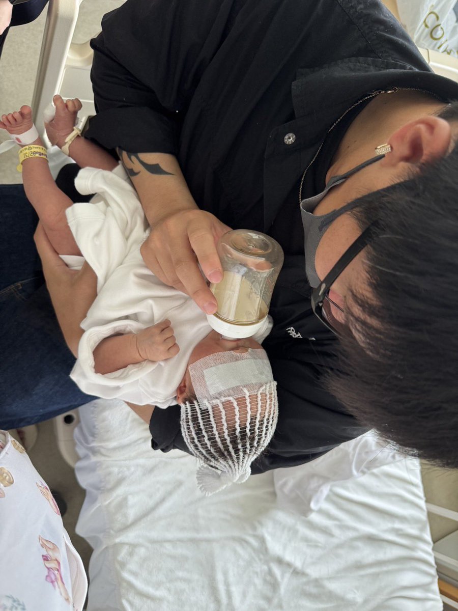 R_Riips4's tweet photo. 上の子達母乳だったから初ミルク🍼
黄疸で光線療法の為お目目隠しての状態��も元気に飲んでくれた😂 https://t.co/FOjmyqk9nw