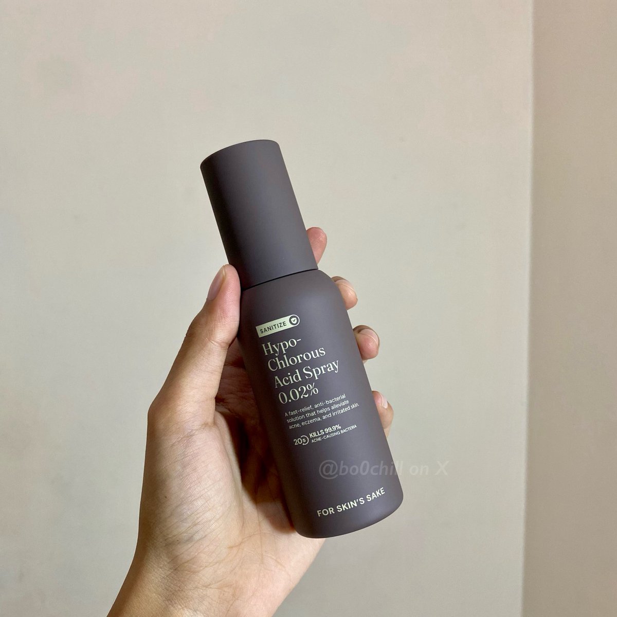 bayangin aja ini aku bangun tidur tiba-tiba kulit kemerahan gatal gini😣 gatau juga ini karena apa..

uda panik banget tapi keinget punya spray ini, terus langsung semprot deh, auto baikan🤩💓