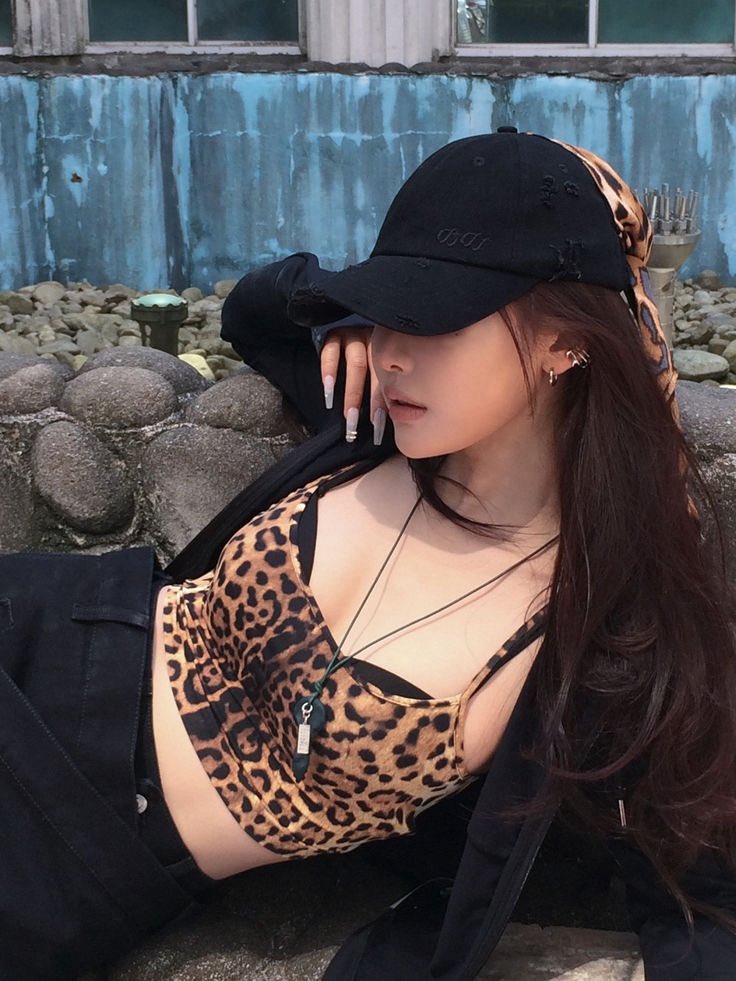 ursqa's tweet image. Bye world. 👋🏻