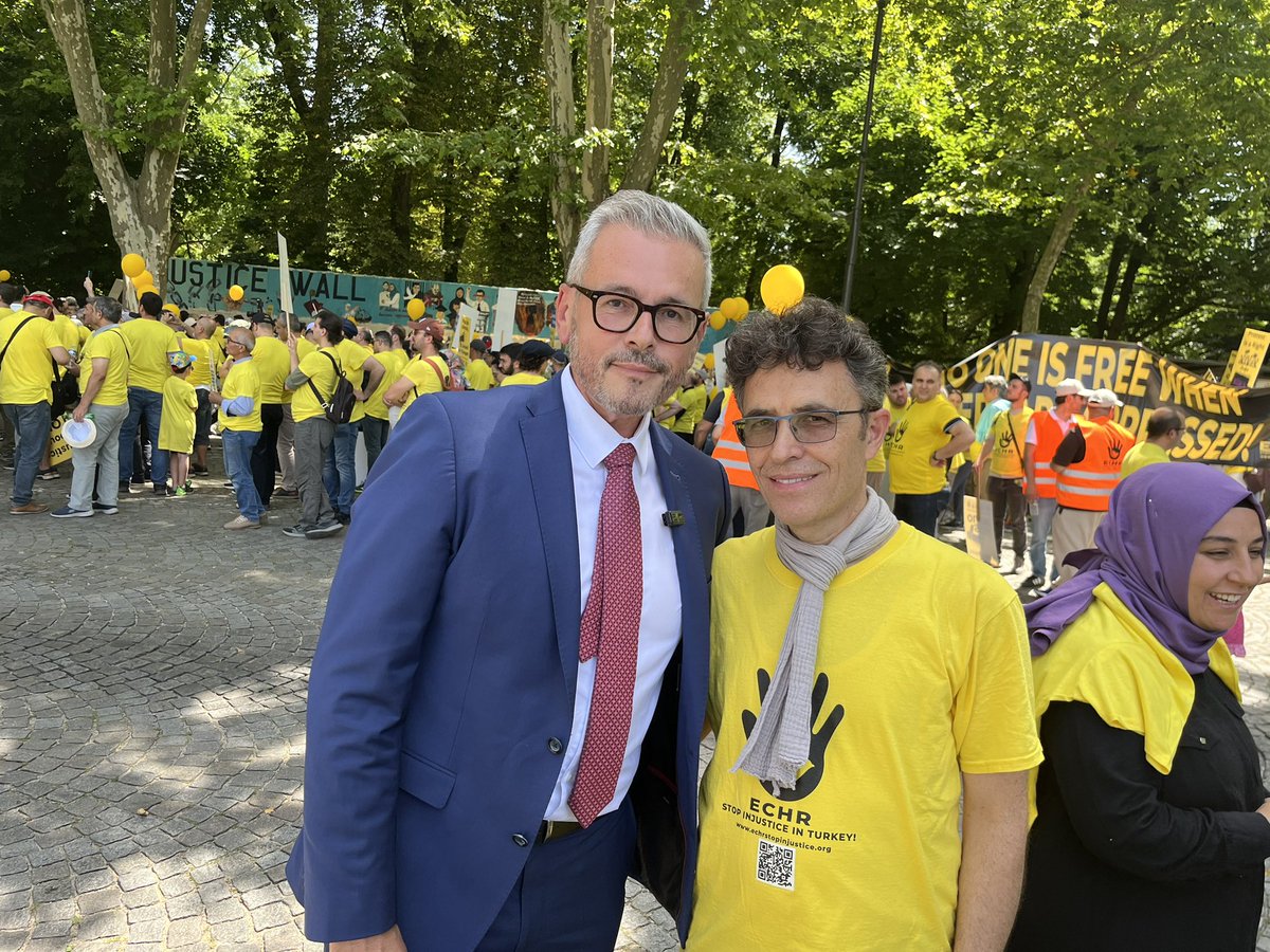 sahingoz_dr's tweet photo. “Kardeşin duymaz eloğlu duyar”

Belçika AP milletvekili “ Sümeyra Gelir gibi gençler ölmesin diye buradayız, hak için adaletin tesisi için buradayız”dedi.

#StrasbourgMeetingForJustice
#StrazburgAdaletBuluşması https://t.co/7Qr7ZFMJsE