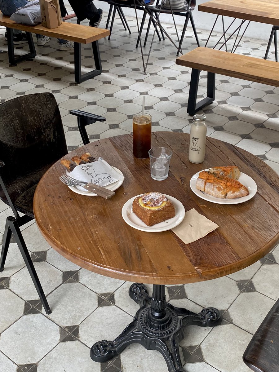 ddafm_en's tweet image. ソンスの오우드っていうカフェ、韓国在住4年目の私が行った韓国のパン屋の中で一番美味しかった...🥖
結構まだ穴場だから席にも余裕があるし、ヨーロッパ風の店内がおしゃれで可愛かった💭
持ち帰りにしてホテルとかで食べるのもオススメ✨
またパン食べたくなったら絶対ここいく！！